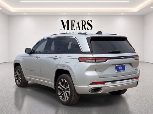 Used 2022 Jeep Grand Cherokee Overland w/ Luxury Tech Group IV AWD/4WD image 3