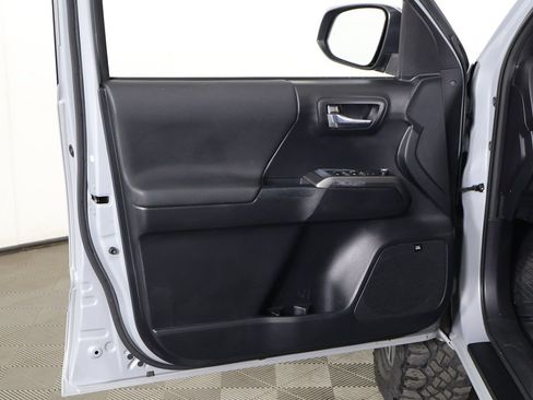 Used 2018 Toyota Tacoma TRD Sport AWD/4WD image 26
