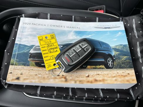 Used 2023 Chrysler Pacifica Touring-L AWD/4WD image 32