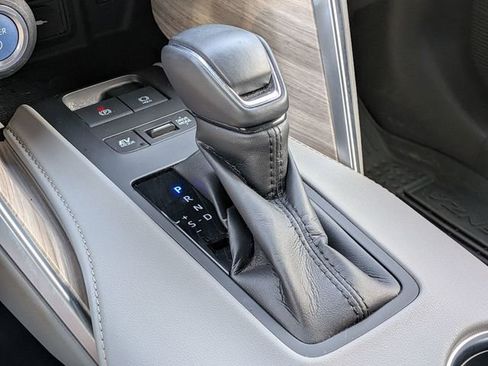 Used 2021 Toyota Venza Limited image 17