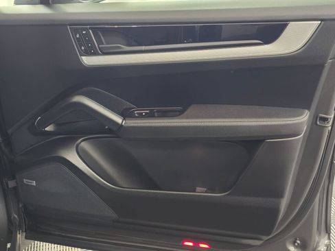 Certified 2025 Porsche Cayenne image 27