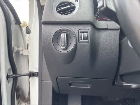 Used 2016 Volkswagen Tiguan S image 10