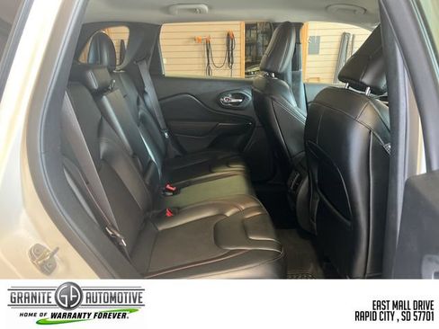 Used 2022 Jeep Cherokee Trailhawk w/ Trailer Tow Group AWD/4WD image 35