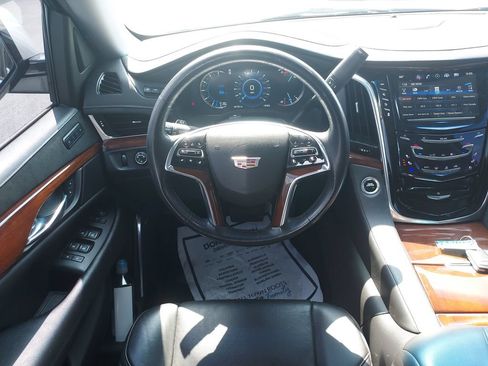 Used 2020 Cadillac Escalade ESV Luxury AWD/4WD image 16