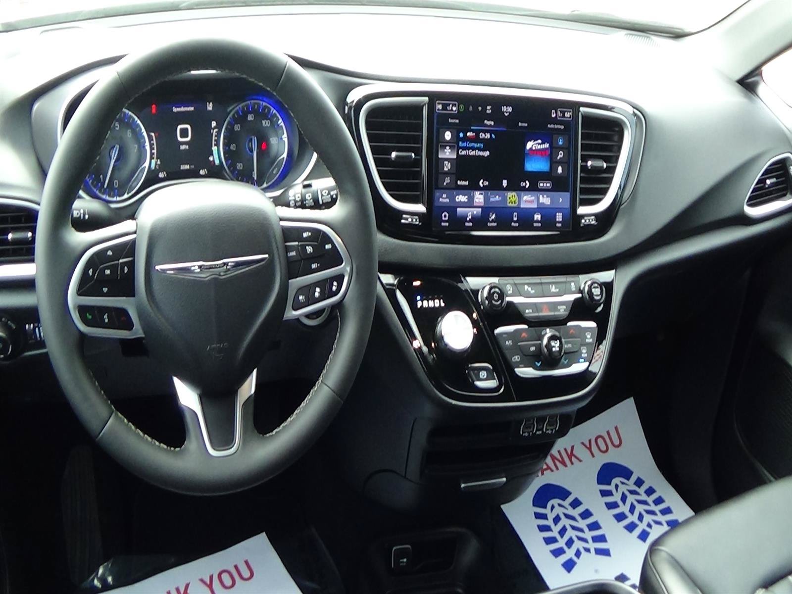 Certified 2025 Chrysler Pacifica Select FWD image 13