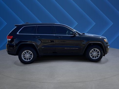 Used 2018 Jeep Grand Cherokee Laredo AWD/4WD image 2