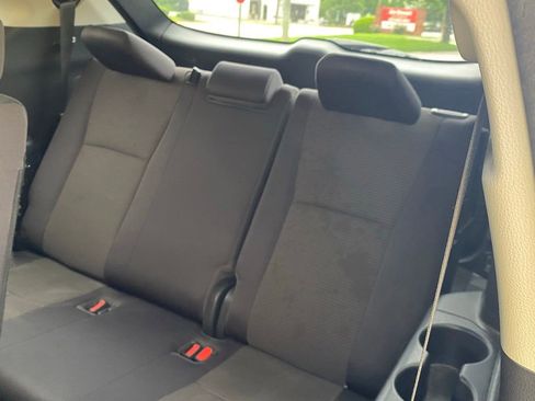Used 2023 Toyota Highlander LE AWD/4WD image 8