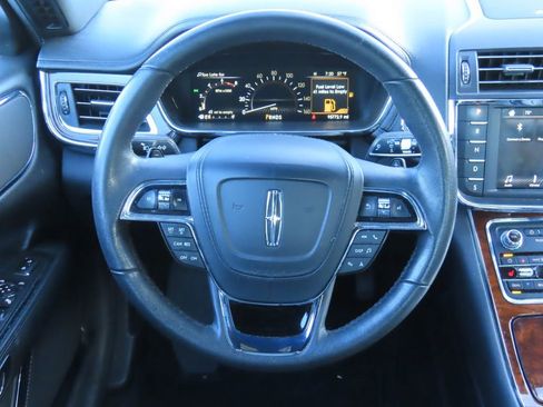 Used 2017 Lincoln Continental Premiere image 6