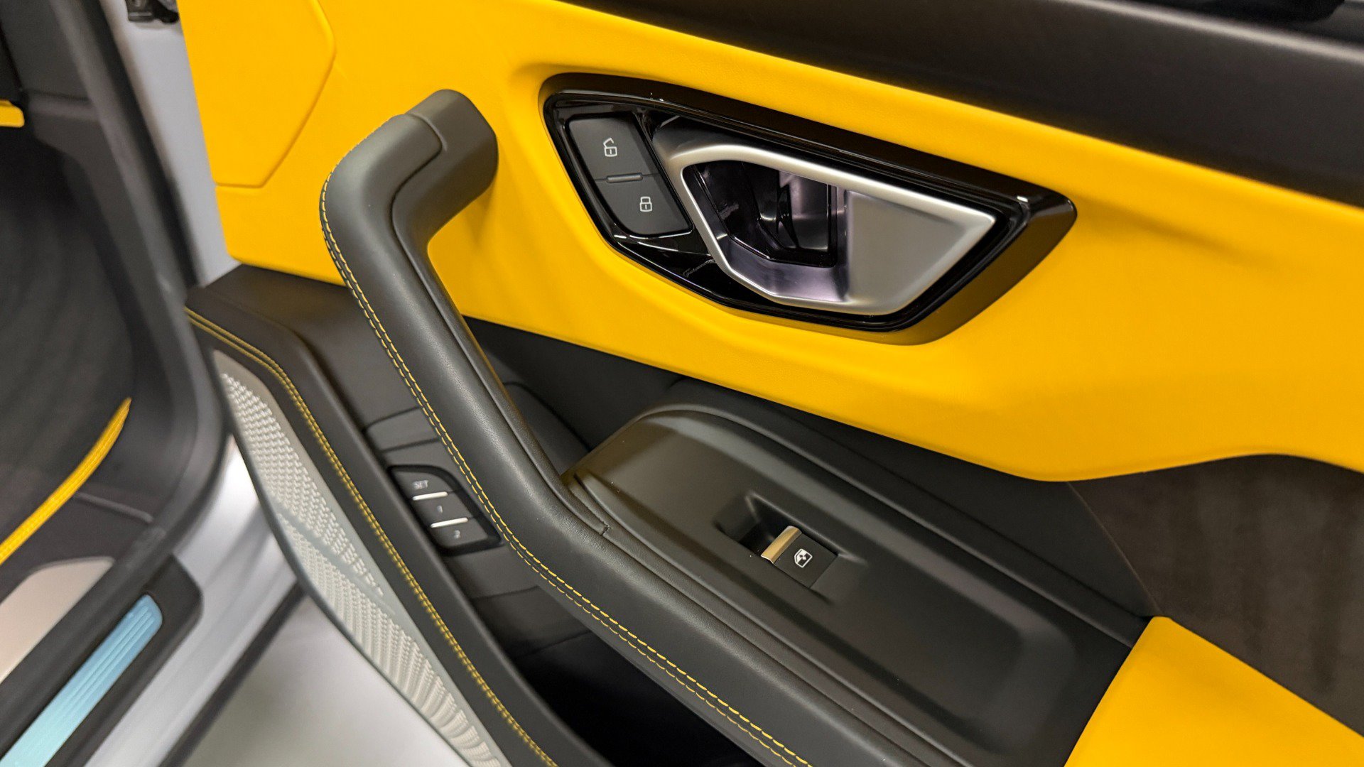 Used 2022 Lamborghini Urus AWD/4WD image 59