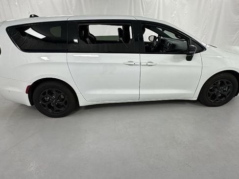 Used 2024 Chrysler Pacifica Select image 2