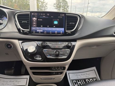 Used 2022 Chrysler Pacifica Touring-L FWD image 20