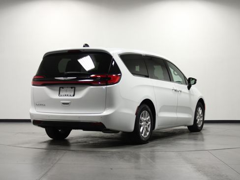Used 2024 Chrysler Pacifica Touring-L FWD image 4