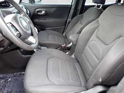 Used 2018 Jeep Renegade Latitude w/ Popular Equipment Group AWD/4WD image 8