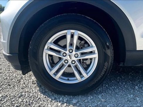 Used 2024 Ford Explorer XLT w/ Equipment Group 202A AWD/4WD image 8