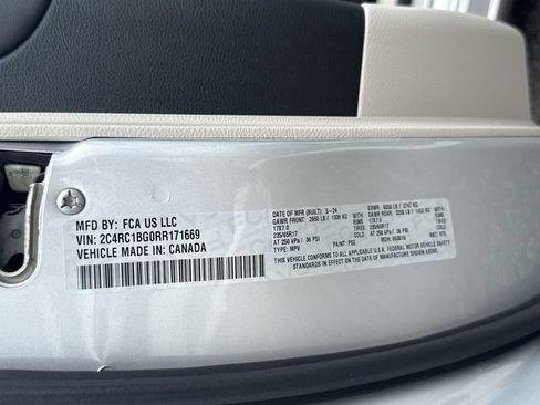 Used 2024 Chrysler Pacifica Touring-L FWD image 30