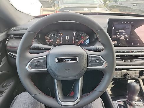Used 2025 Jeep Compass Trailhawk AWD/4WD image 10