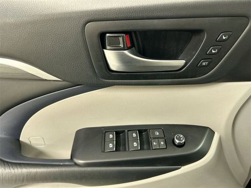 Used 2019 Toyota Highlander Limited image 11