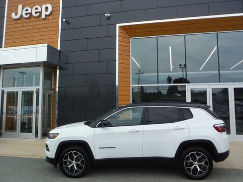 Used 2024 Jeep Compass Limited AWD/4WD image 2