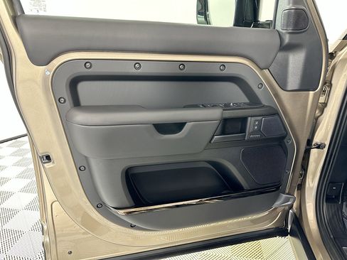 Used 2025 Land Rover Defender 110 image 15