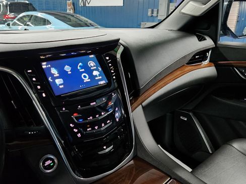 Used 2020 Cadillac Escalade Luxury image 35