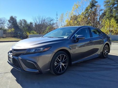 Used 2023 Toyota Camry SE image 6