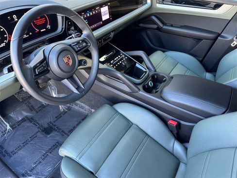 Used 2025 Porsche Cayenne image 4