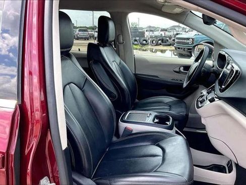 Certified 2023 Chrysler Pacifica Touring-L FWD image 30
