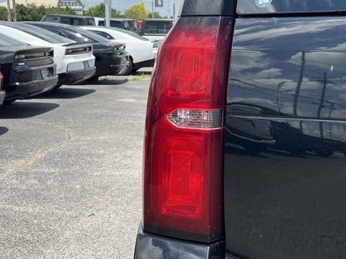 Used 2019 Chevrolet Suburban LT AWD/4WD image 10