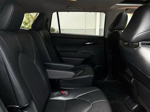 Used 2023 Toyota Highlander XLE FWD image 31
