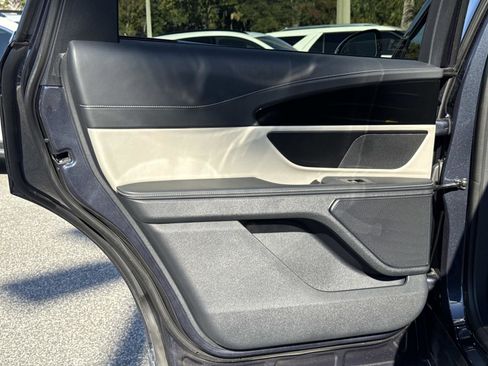 Used 2024 Lincoln Nautilus Reserve image 13