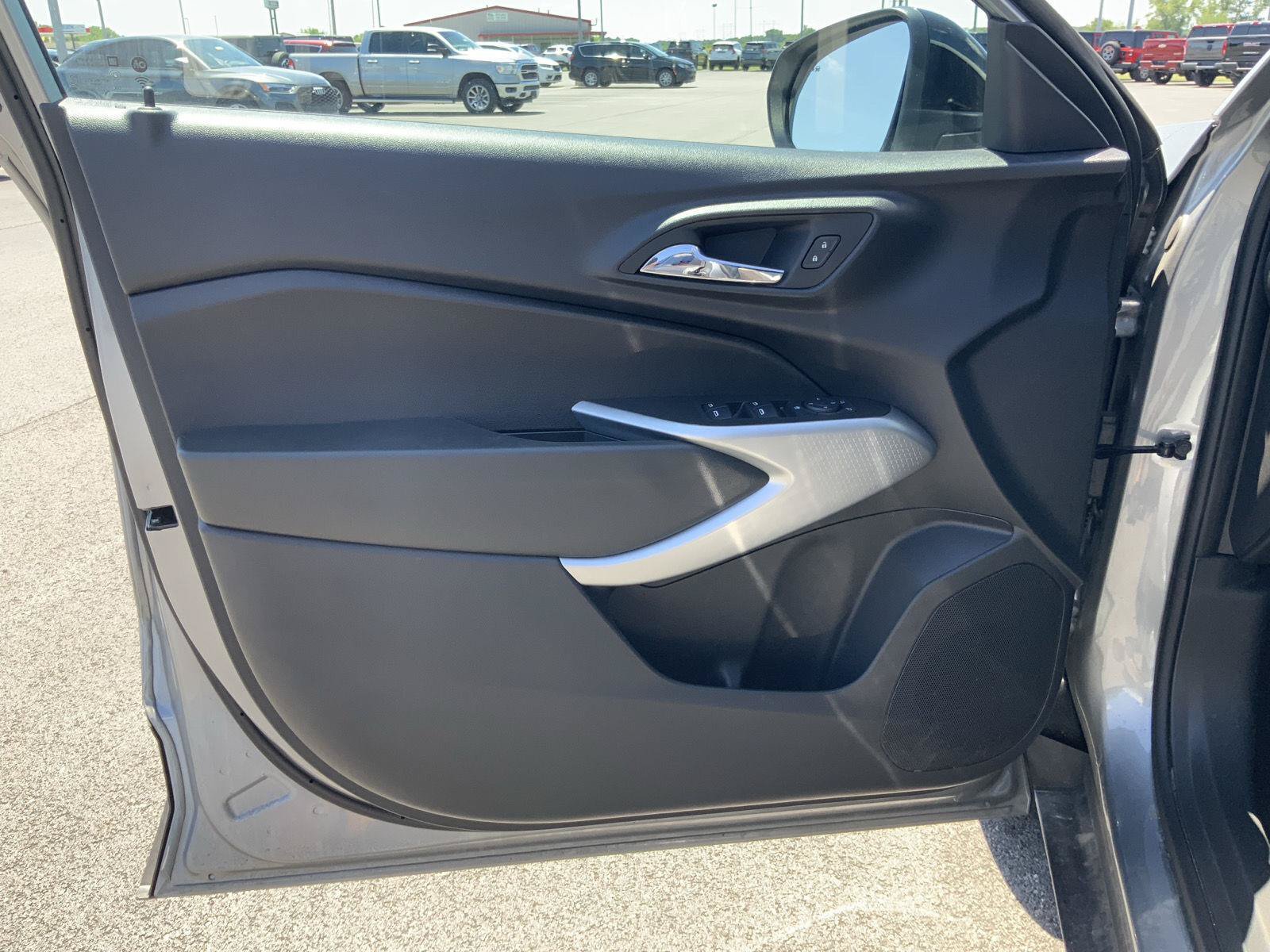 Used 2025 Chevrolet Trax RS w/ Driver Confidence Package FWD image 17