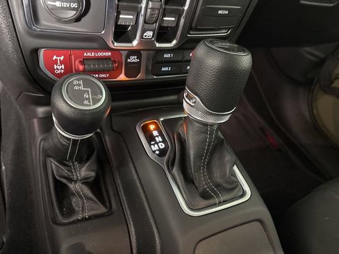 Used 2025 Jeep Gladiator Mojave AWD/4WD image 20