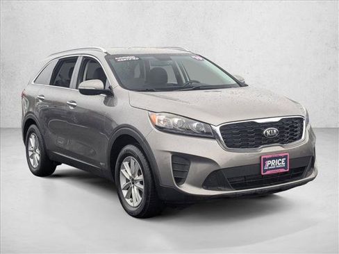 Used 2019 Kia Sorento LX w/ LX Convenience Package image 3