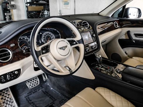 Used 2019 Bentley Bentayga AWD/4WD image 2