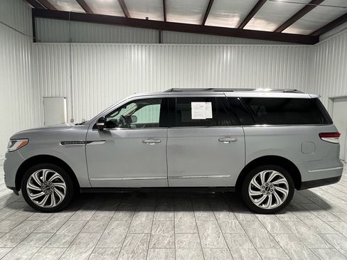 Used 2023 Lincoln Navigator L Reserve image 2