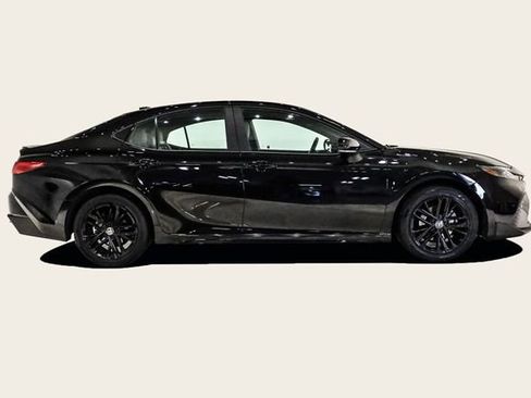 Used 2025 Toyota Camry SE image 4