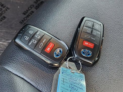 Used 2023 Toyota Sienna XLE Woodland Edition image 20