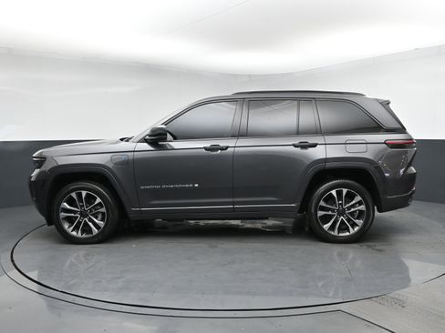 Used 2022 Jeep Grand Cherokee Overland w/ Luxury Tech Group IV AWD/4WD image 4