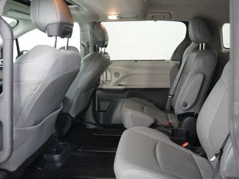 Used 2023 Toyota Sienna XLE FWD image 16