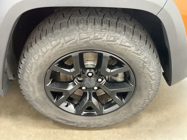 Used 2016 Jeep Cherokee Trailhawk AWD/4WD image 5
