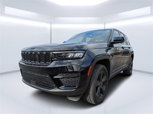 Used 2023 Jeep Grand Cherokee Altitude image 7