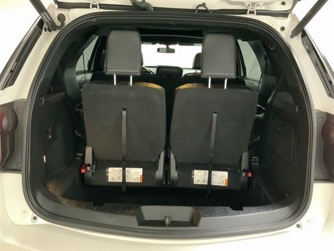 Used 2017 Ford Explorer XLT w/ Equipment Group 202A AWD/4WD image 10