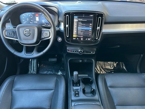 Used 2021 Volvo XC40 T5 Momentum w/ Premium Package image 16