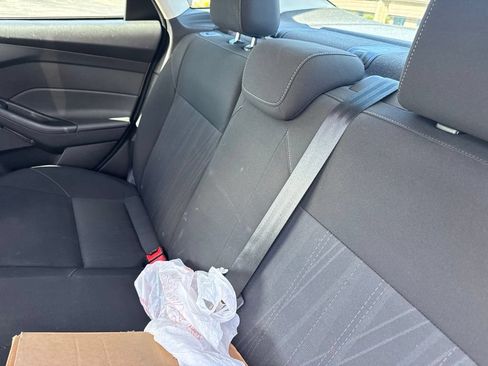 Used 2018 Ford Focus SE w/ SE Appearance Package FWD image 9