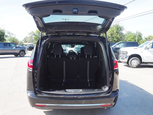 New 2025 Chrysler Pacifica Select w/ Uconnect Theater Family Group image 9