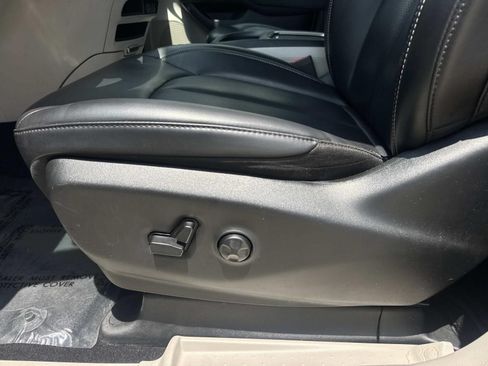 Used 2023 Chrysler Pacifica Touring-L FWD image 17