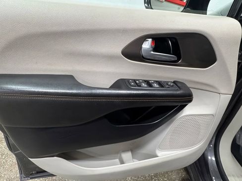 Used 2017 Chrysler Pacifica LX image 14