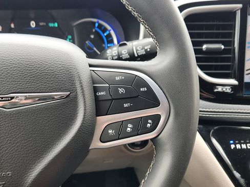 Used 2024 Chrysler Pacifica Limited FWD image 17