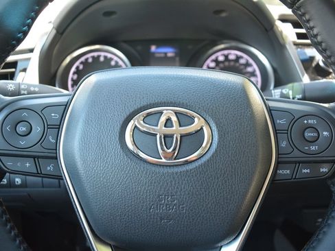 Used 2018 Toyota Camry SE w/ Convenience Package FWD image 11