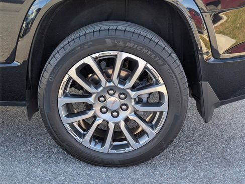 Used 2023 GMC Acadia Denali w/ Denali Technology Package image 9